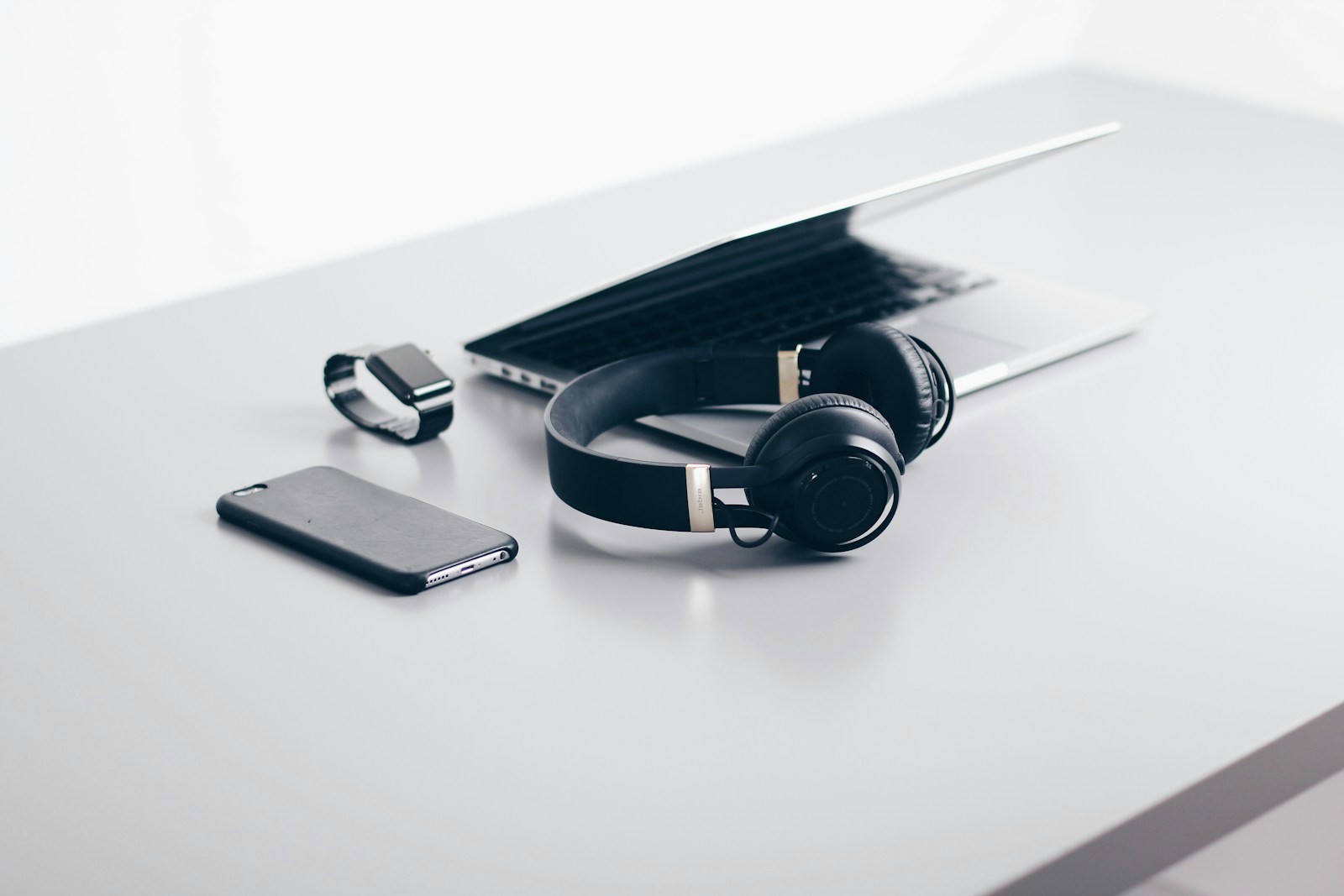Un espacio creativo con tecnología y accesorios